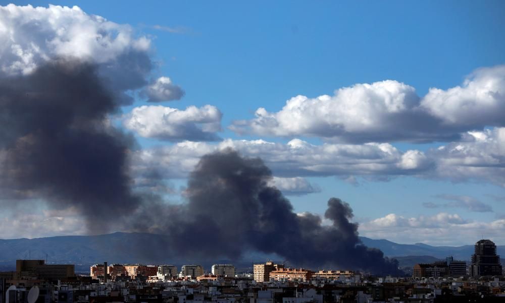 Un incendio arrasa una empresa de regalos en Manises