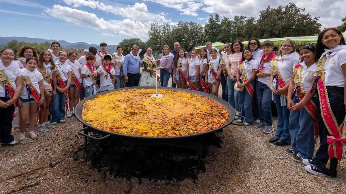 Los asistentes a la peregrinación a la ermita de Sant Cristòfol disfrutaron de una paella monumental.