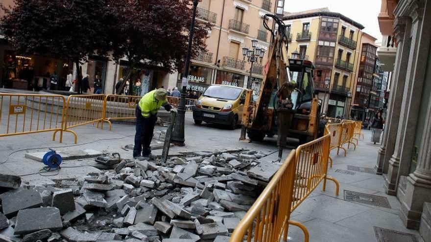 Operarios levantan las baldosas de la calle Sagasta en el inicio de las obras.