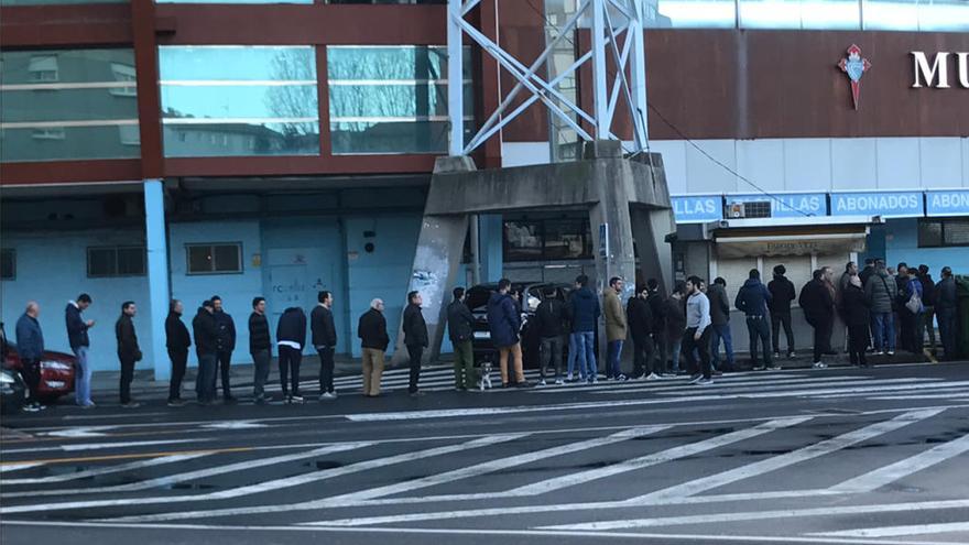 Colas estas mañana en las taquillas de Balaídos. // Juan Carlos Álvarez