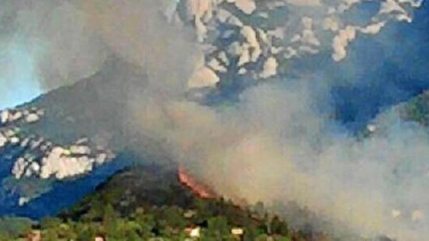 Un foc crema quatre hectàrees a prop de Montserrat en el primer ensurt de l&#039;estiu