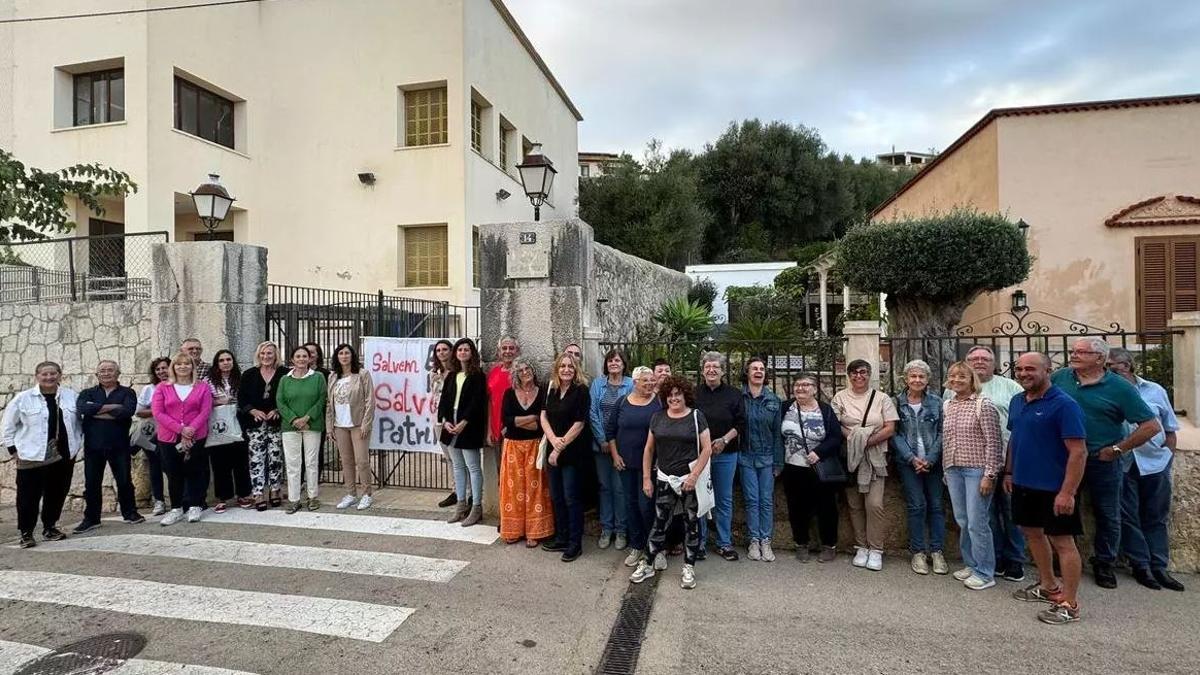 Miembros de la plataforma Salvem Es Putxet y representantes políticos, en un acto reciente frente al colegio.