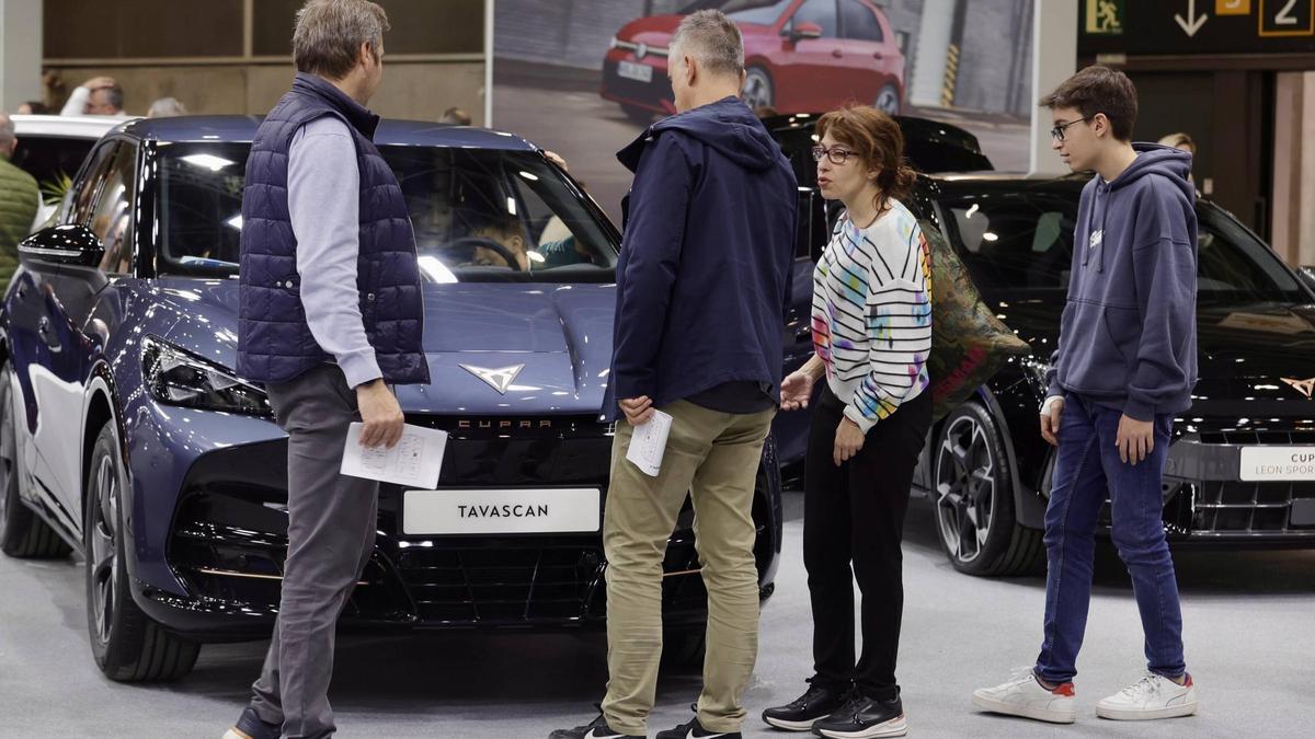 Avalancha de miles de compradores en la primera jornada de la Feria del Automóvil de 2024