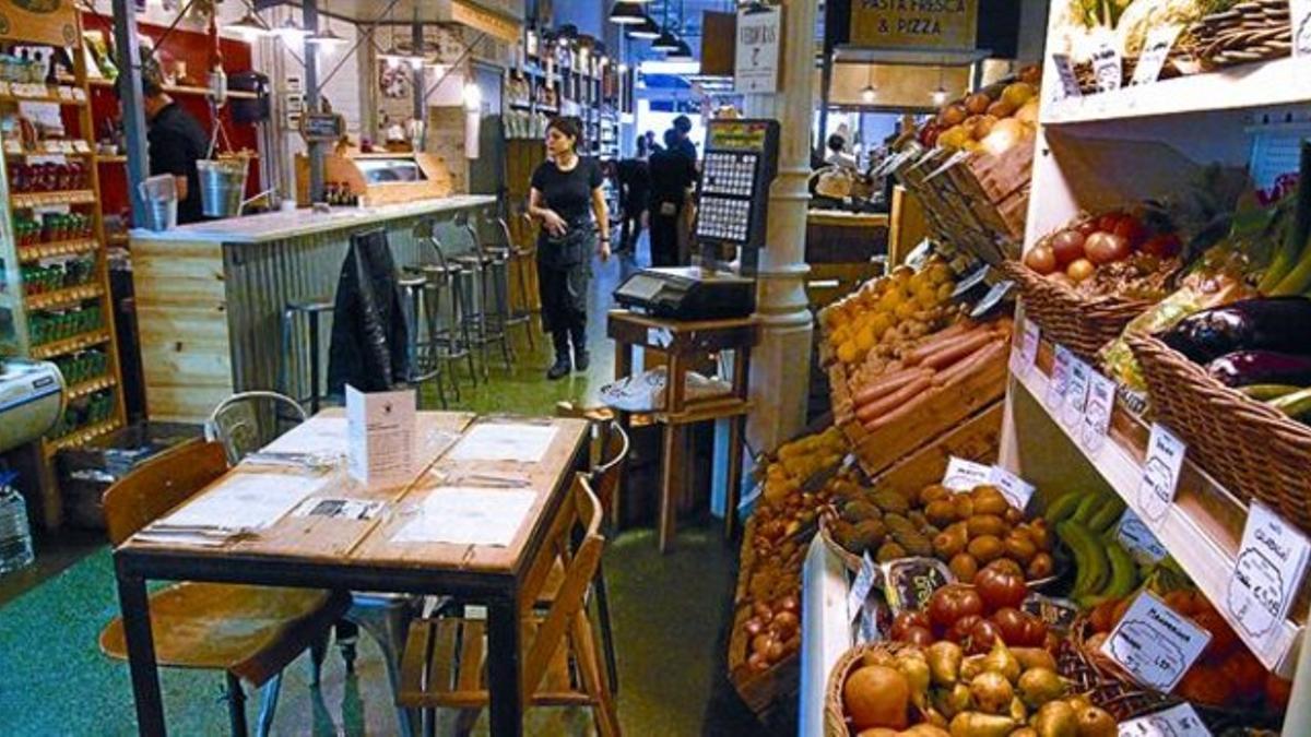 Vista general del Woki Organic Market, con el súper a un lado y los puestos de comida y restaurante al fondo.