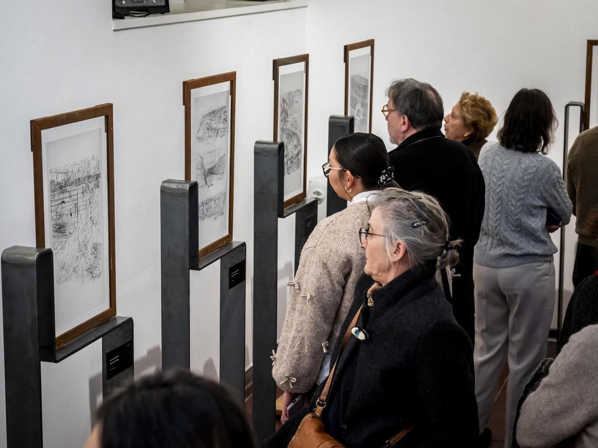 La inauguració de l'exposició va atraure un munt de visitants, dissabte passat, al Museu de l'Exili.