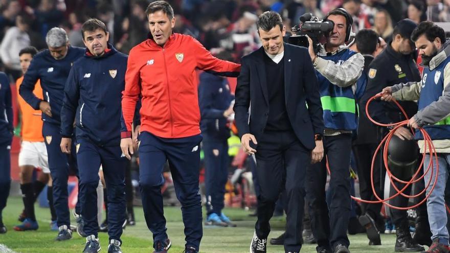 Berizzo saluda a Unzué, durante un partido entre el Sevilla y el Celta. // LOF