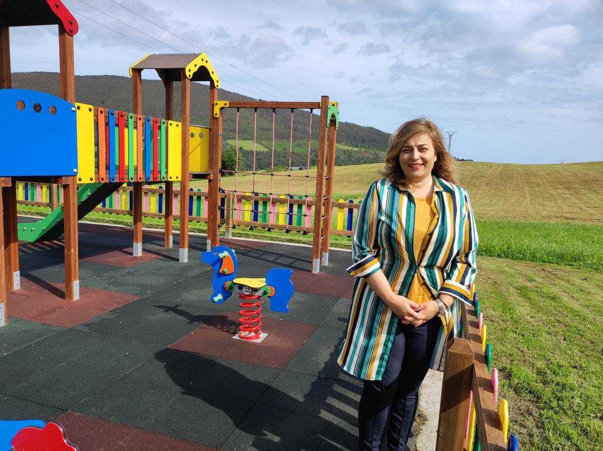 Rosana González en el parque infantil de Coaña.