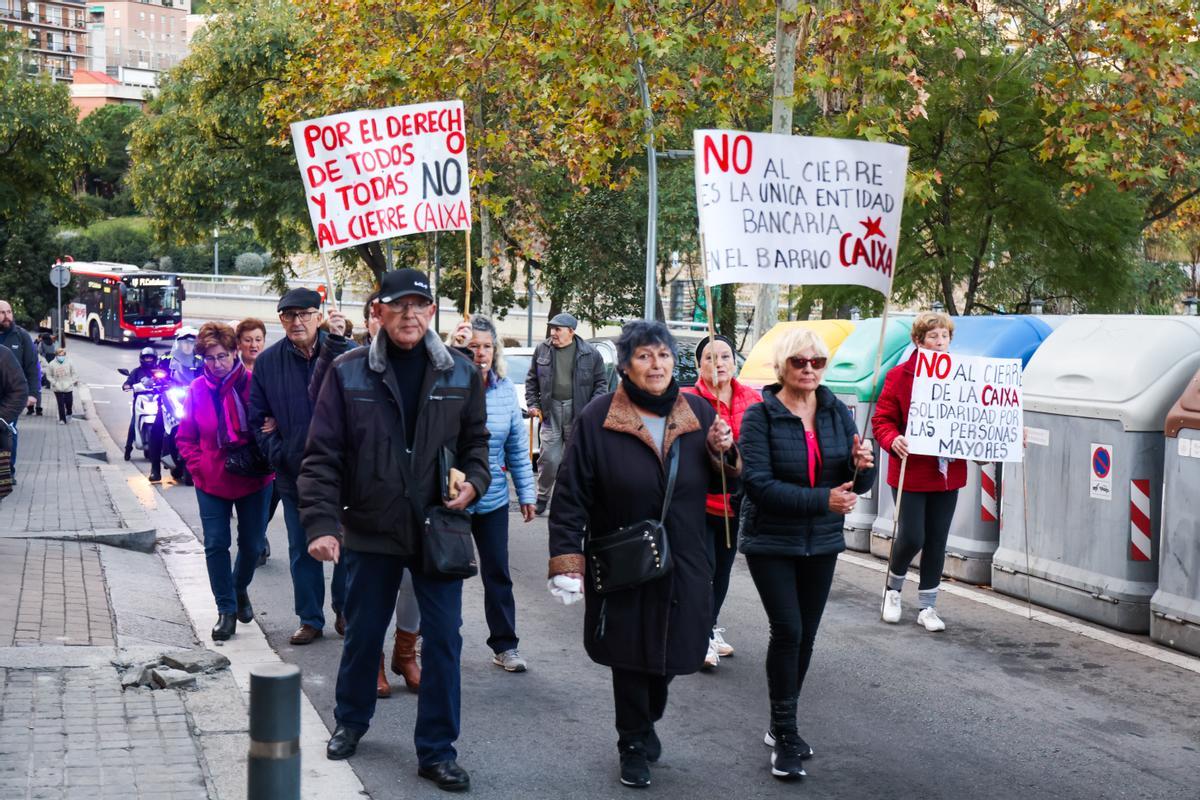 Los manifestantes recorren las calles cercanas a la agencia que cerrará.