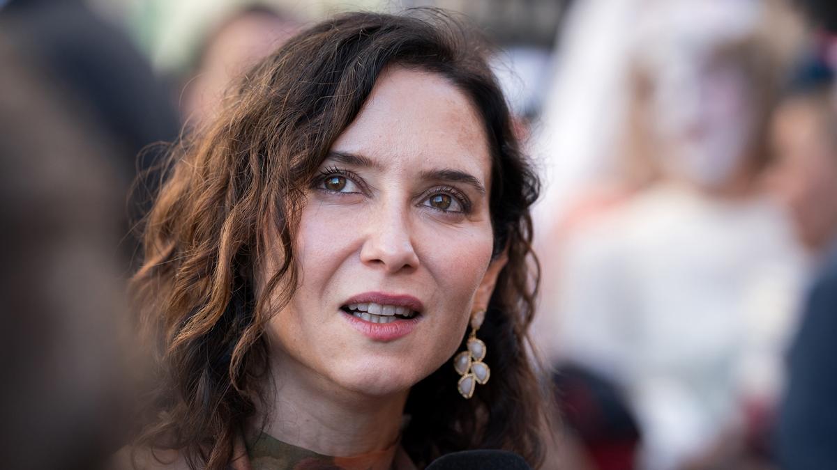 Políticos y autoridades esperan inicio desfile 12-O a pies de tribuna