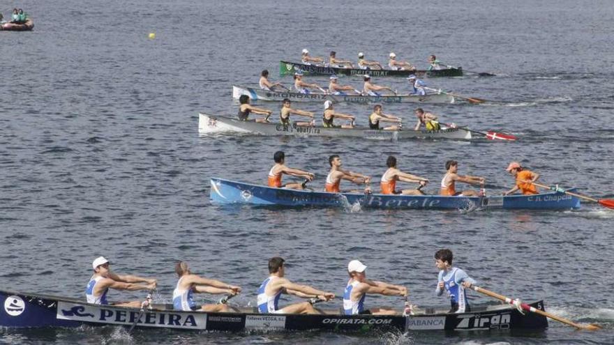 Una de las regatas disputadas ayer en aguas de Meira. // Santos Álvarez