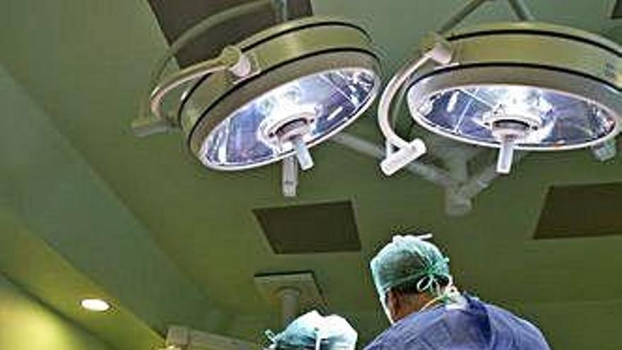 Imagen de unos cirujanos durante una opeación.