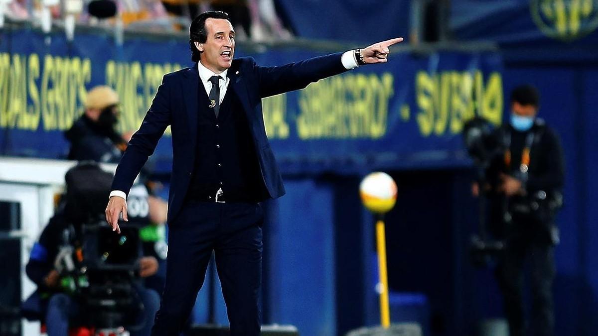 Emery, dando instrucciones durante el partido