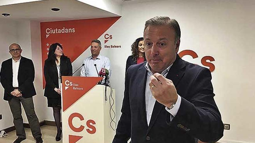 Mesquida, en primer plano con candidatos electorales de Cs, ayer en la sede del partido en Palma.