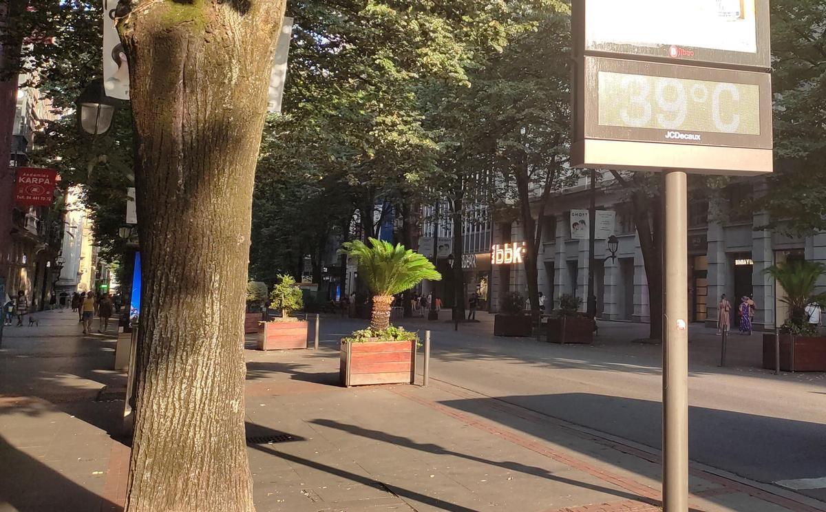 Termómetro en una jornada calurosa en Bilbao.