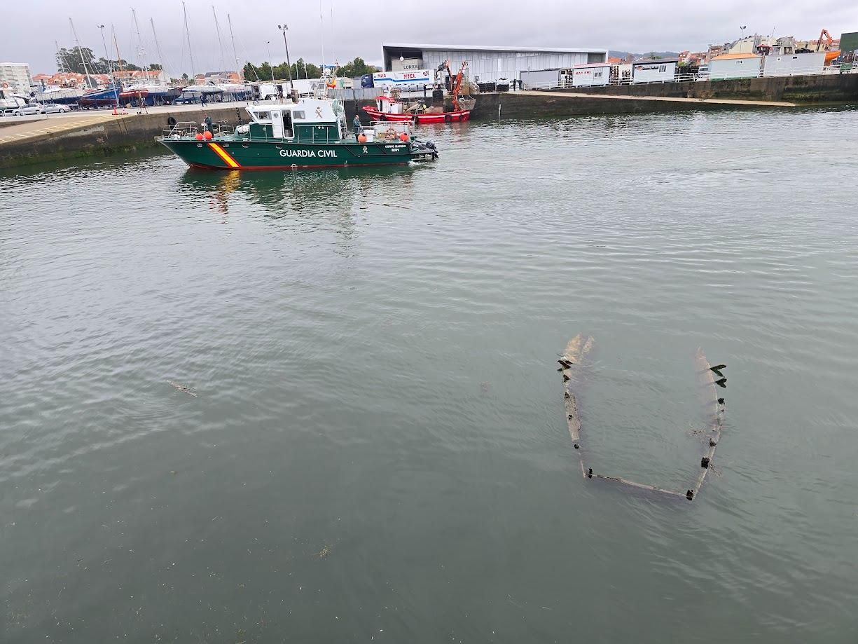 Los restos de una embarcación aparecida en Vilanova son solo un ejemplo del riesgo actual para la navegación, ya que tras los temporales aún qeudan muchos elementos a la deriva que pueden provocar accidentes marítimos.