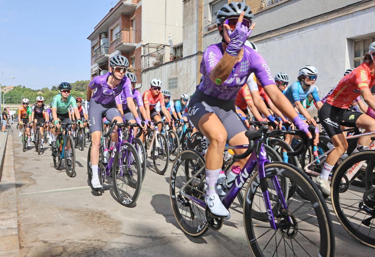 Així ha estat la sortida de la Volta Ciclista Femenina a Sant Vicenç de Castellet