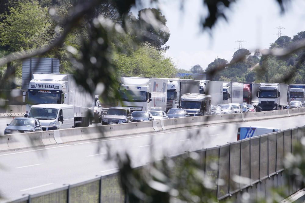 Una caravana bolca a l'AP-7 a Sarrià de Ter