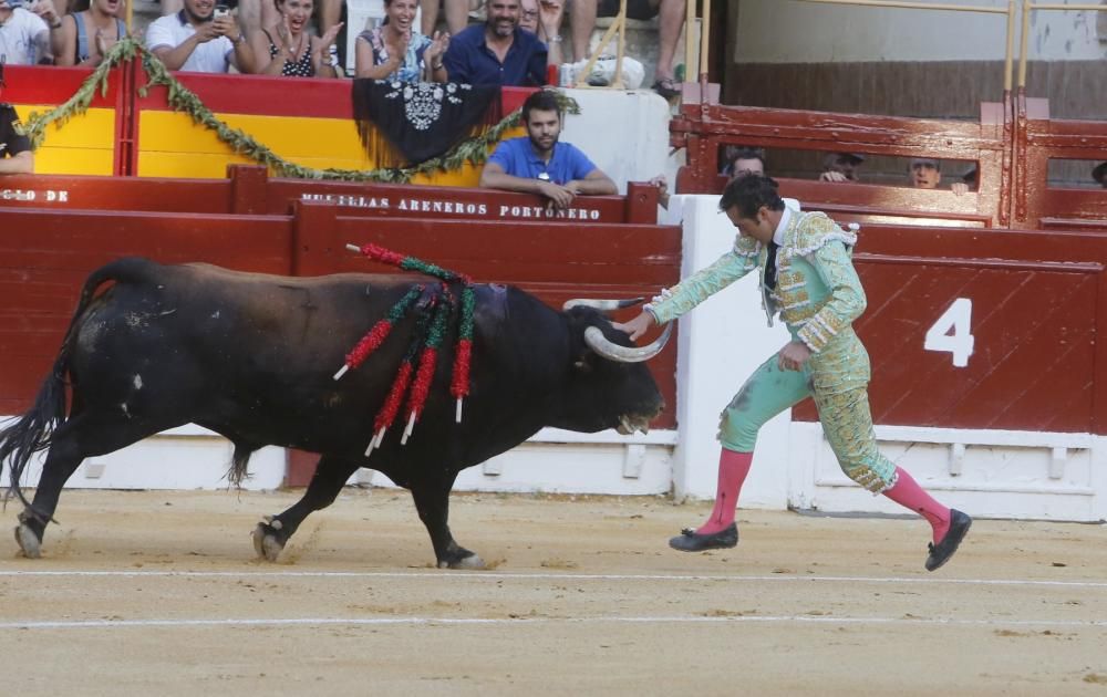 El torero granadino desoreja a un gran ejemplar de Luis Algarra tras un magistral tercio de banderillas