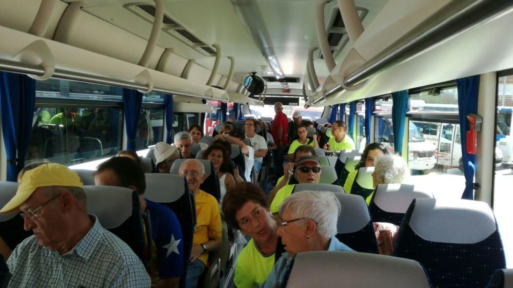 Imatges de manresans preparats per sortir amb autobús cap a Barcelona.