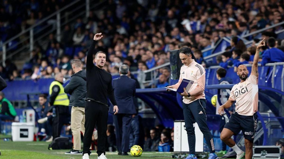 Luis Carrión da instrucciones, ayer, durante el partido ante el Mallorca