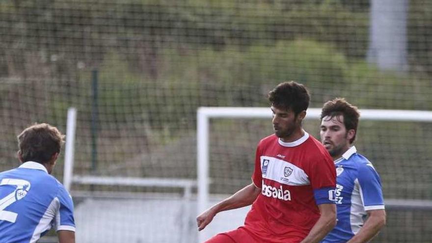 Pablo Hernández conduce el balón ante el Covadonga.