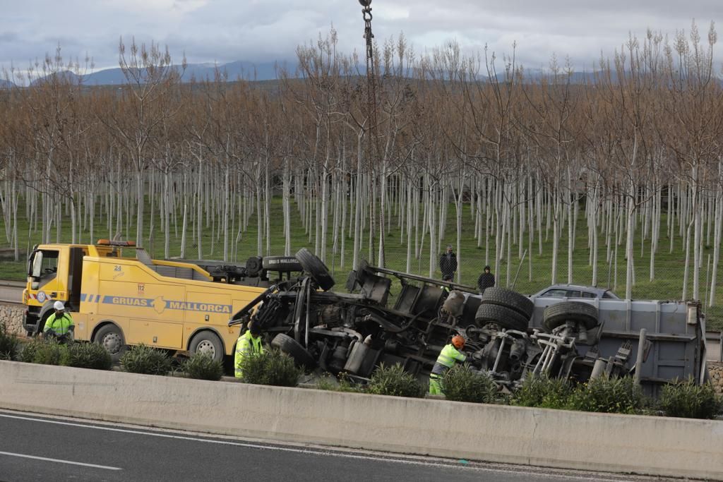 Un camión vuelca en la carretera de Manacor