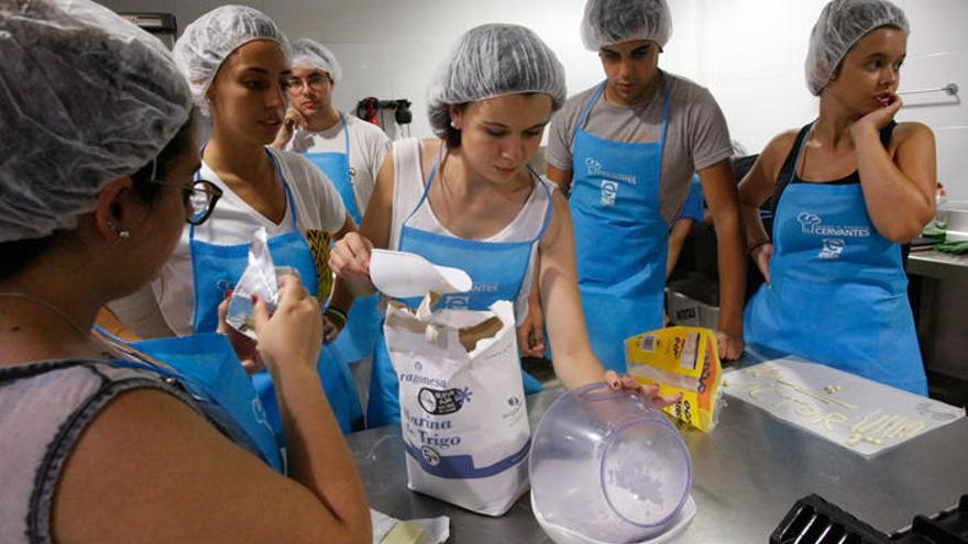 Una chica prepara las medidas para su receta.