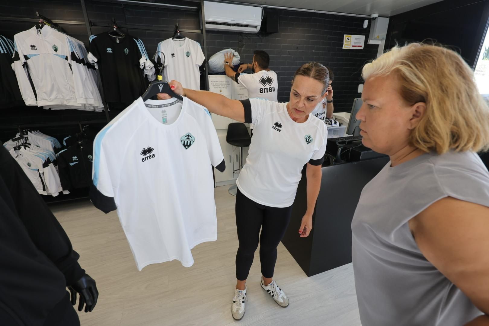 Galería | Las primeras imágenes de la nueva ropa del Castellón en la tienda del SkyFi Castalia