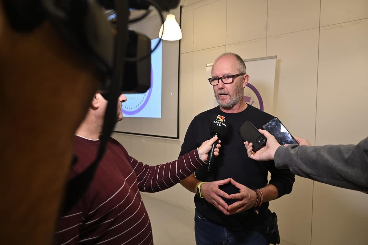 El futuro líder de Podemos, Ricard Mitjana, atiende a los medios de comunicación.