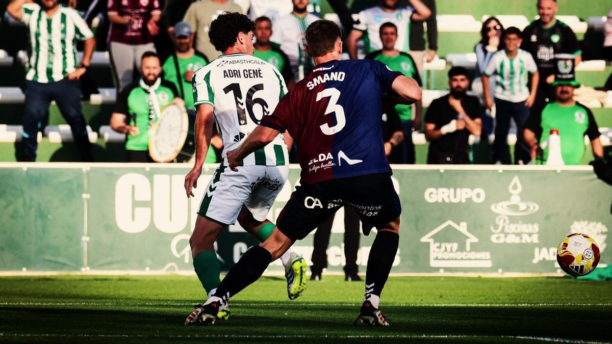 Smand intenta impedir que Adri Gené no reciba la pelota en El Maulí de Antequera.