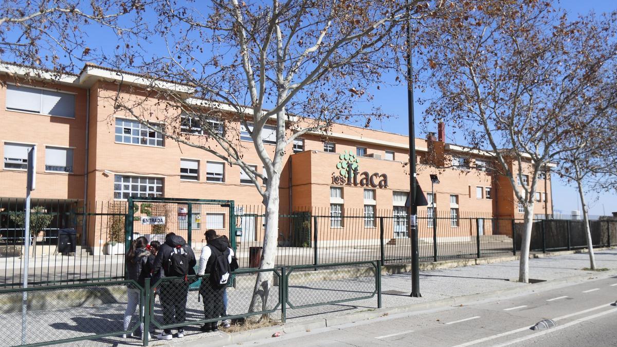 Alumnos a las puertas del IES Ítaca, en Santa Isabel.