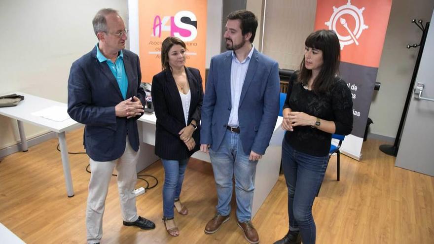 Jacobo Blanco; Sandra Losada, vicedecana del Colegio; Germán Hevia, y Elena Pérez, interventora del Colegio.