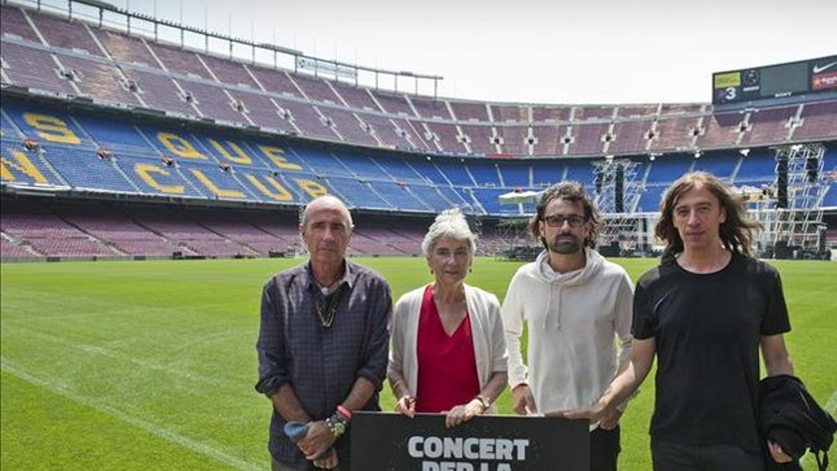Muriel Casals, junto a Lluis Llach, Luis Danes y Gerard Quintana, en el Camp Nou