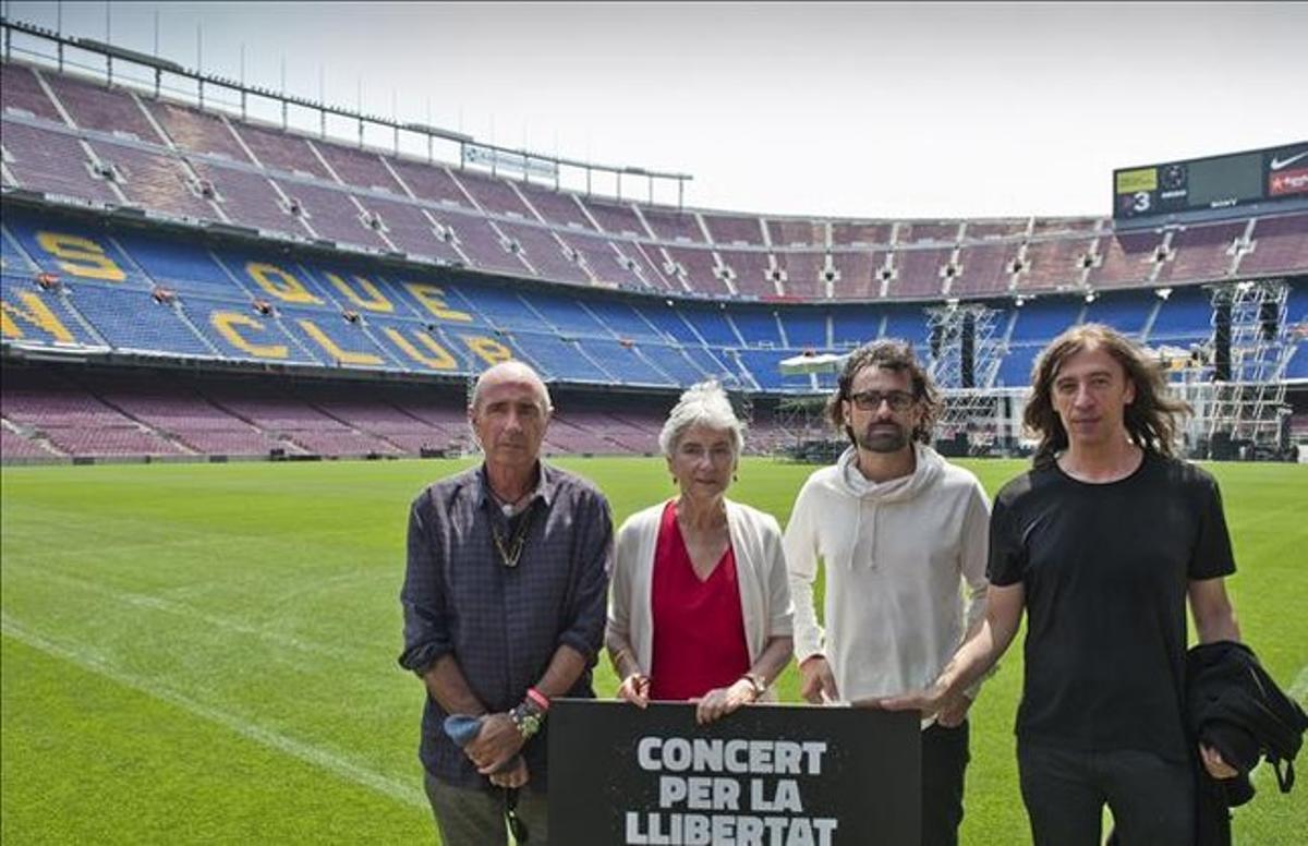 Muriel Casals, junto a Lluis Llach, Luis Danes y Gerard Quintana, en el Camp Nou