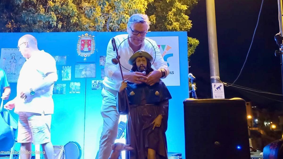 El director general de Aguas de Alicante, Javier Díez, ha sido el encargado de pronunciar el pregón que da inicio a las fiestas de San Roque.