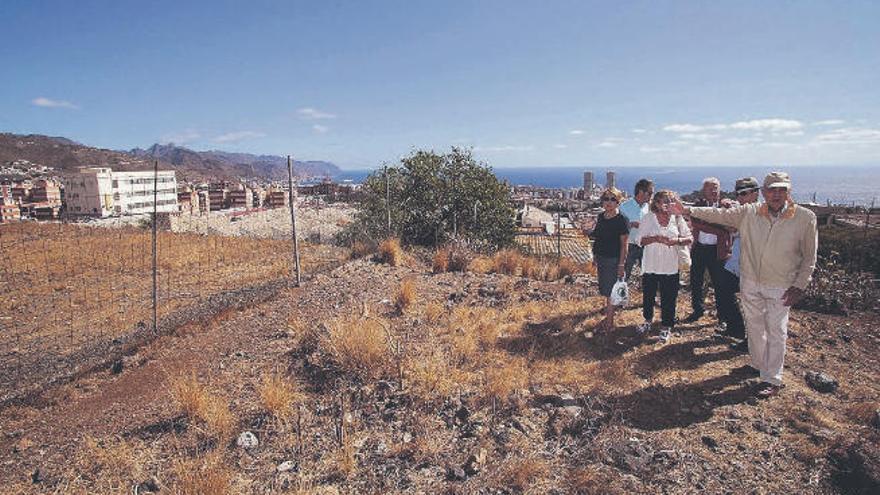 Los vecinos del Camino del Hierro y Tristán piden una solución para concluir las obras.