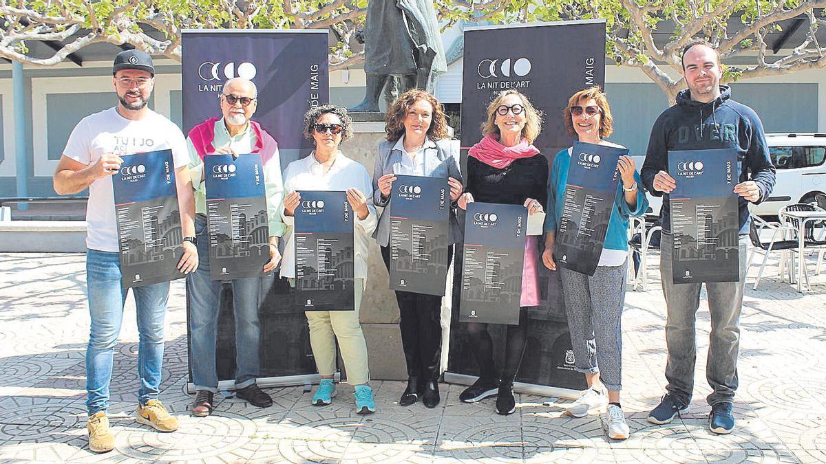 Mª José Esteban (centro) e Ivonne Bacas (tercera por la derecha), con participantes de la NIt de l’Art.