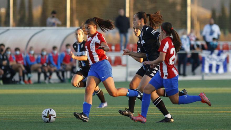 Inés Altamira persigue a una jugadora del Atlético. | // ATM
