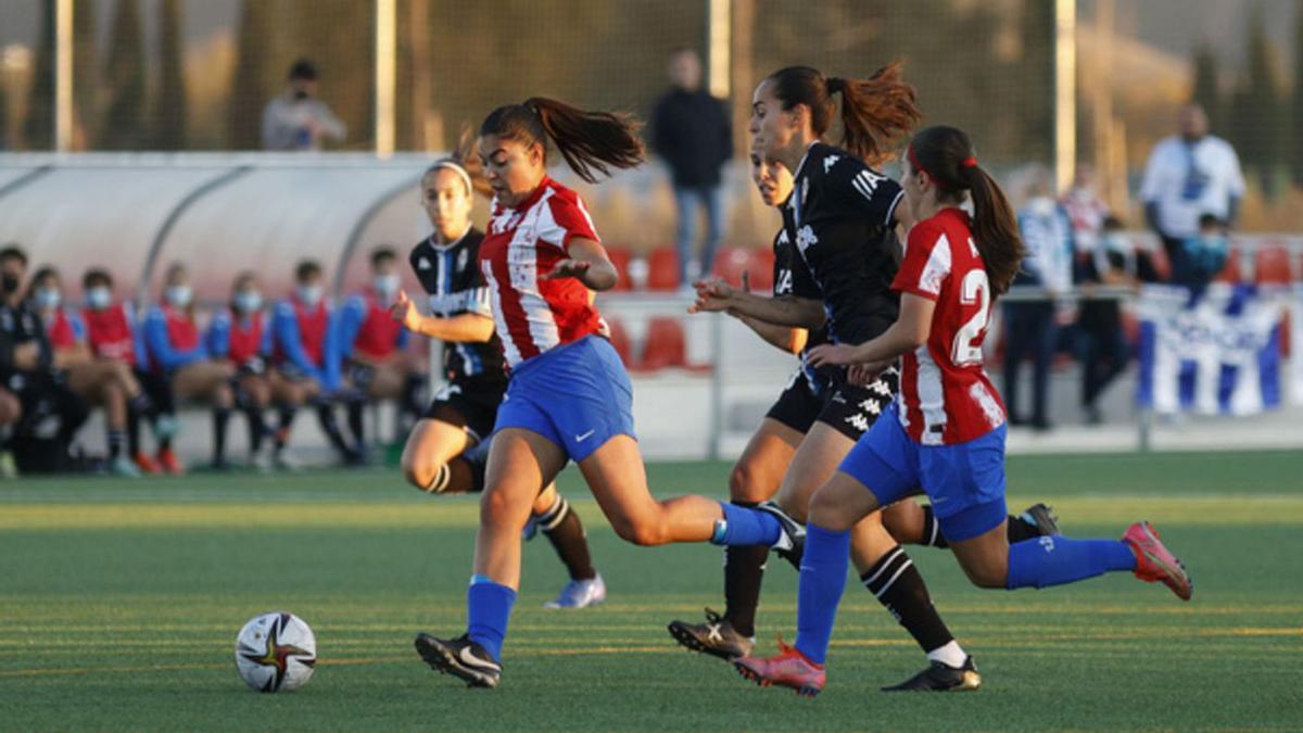 Inés Altamira persigue a una jugadora del Atlético. |  // ATM