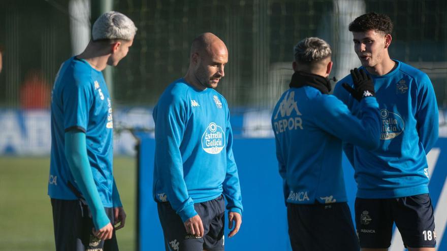 Gorka Santamaría, ayer rodeado de compañeros en la ciudad deportiva de Abegondo. |  // CASTELEIRO / ROLLER AGENCIA