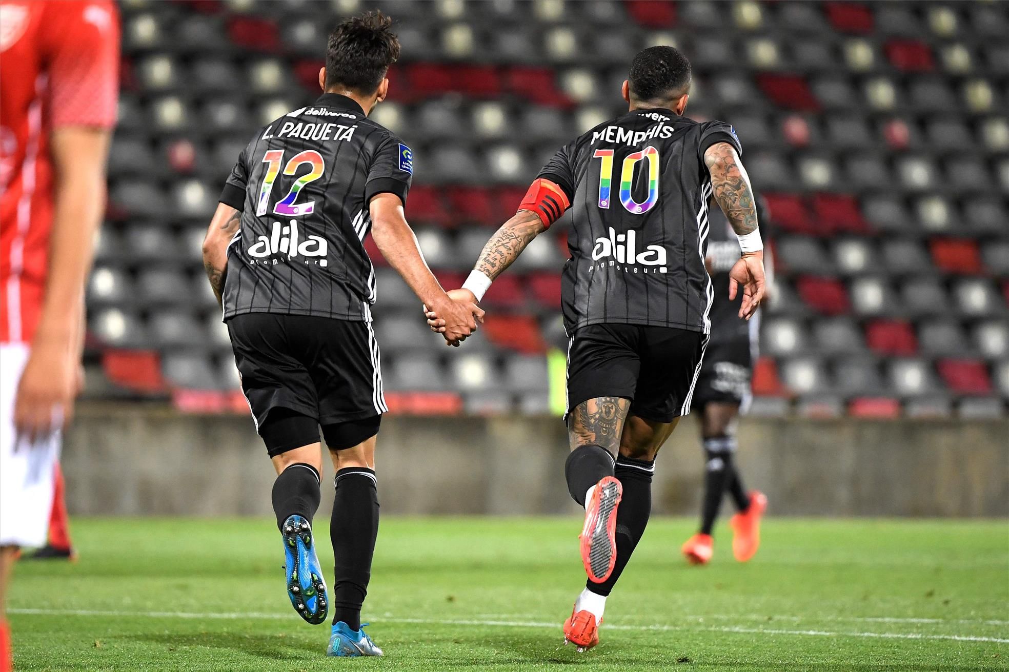 El doblete del brasileño y el gol del neerlandés encarrilaron la goleada del Lyon