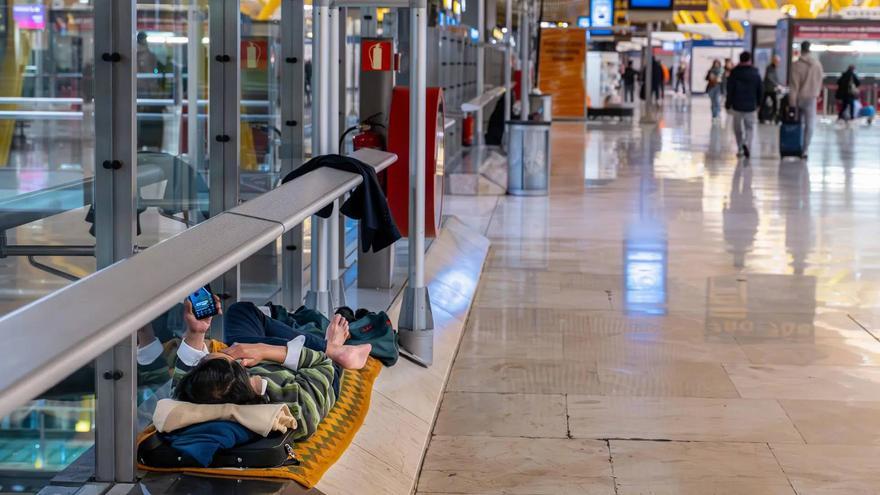 Aena fumiga parte de la T4 de Barajas, que sigue sin solución para más de 400 personas que pernoctan ahí