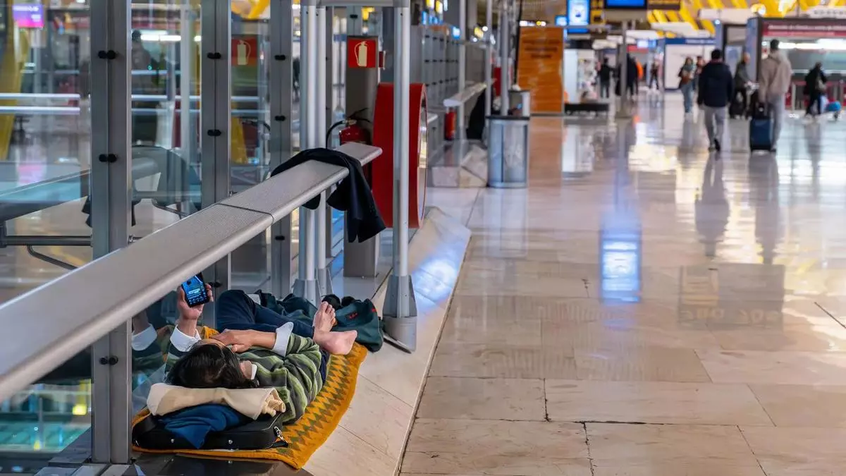 Aena fumiga parte de la T4 de Barajas, que sigue sin soluci車n para m芍s de 400 personas que pernoctan ah赤