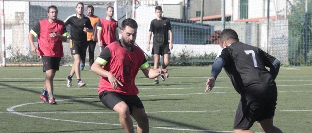 Un partido anterior de la Liga Kenyata de Cangas en la presente temporada. |  // SANTOS ÁLVAREZ