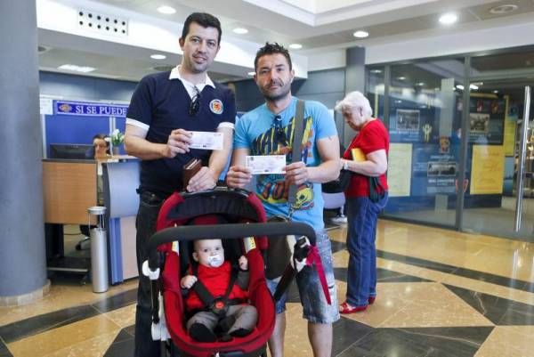 Aficionados del Real Zaragoza recogen sus entradas para la 'final' ante el Getafe