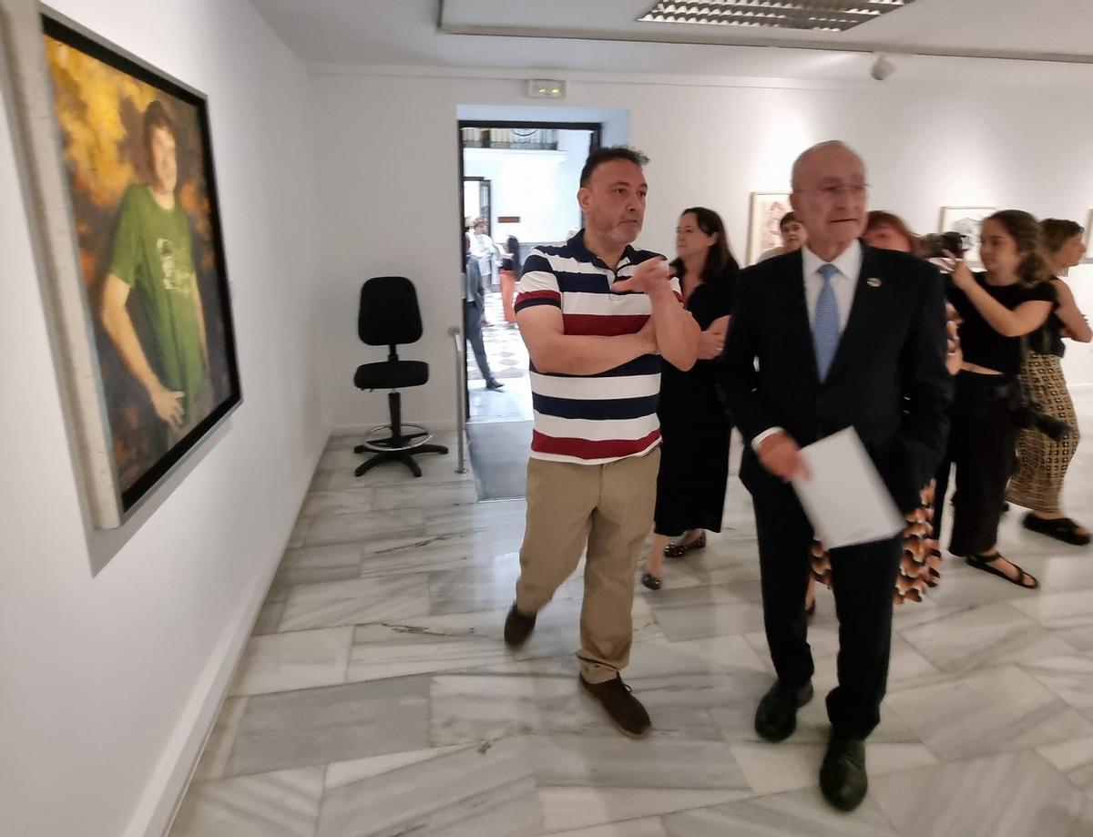 El artista malagueño Cristóbal Córdoba, con el alcalde en su exposición de junio, junto al retrato del actor Salva Reina.