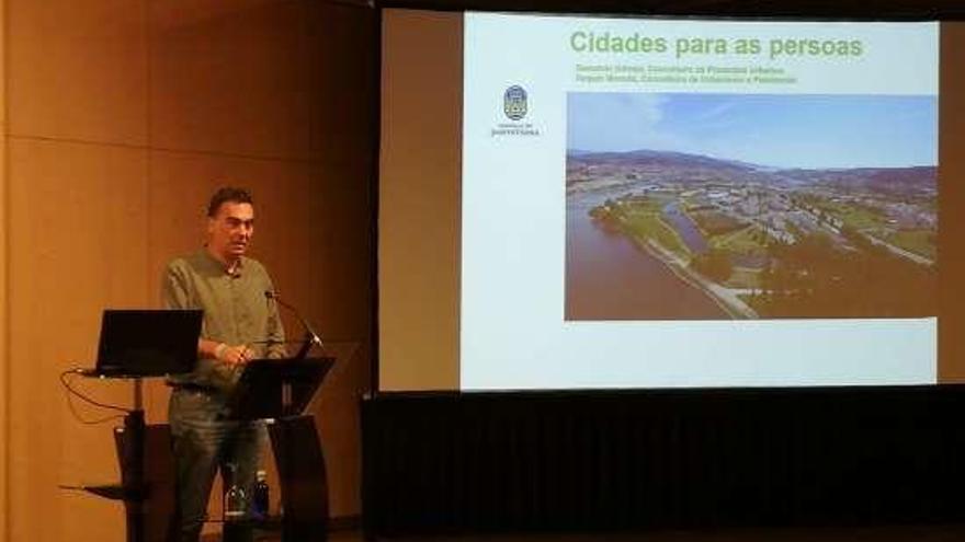 Demetrio González, durante su ponencia en Andorra. // Concello