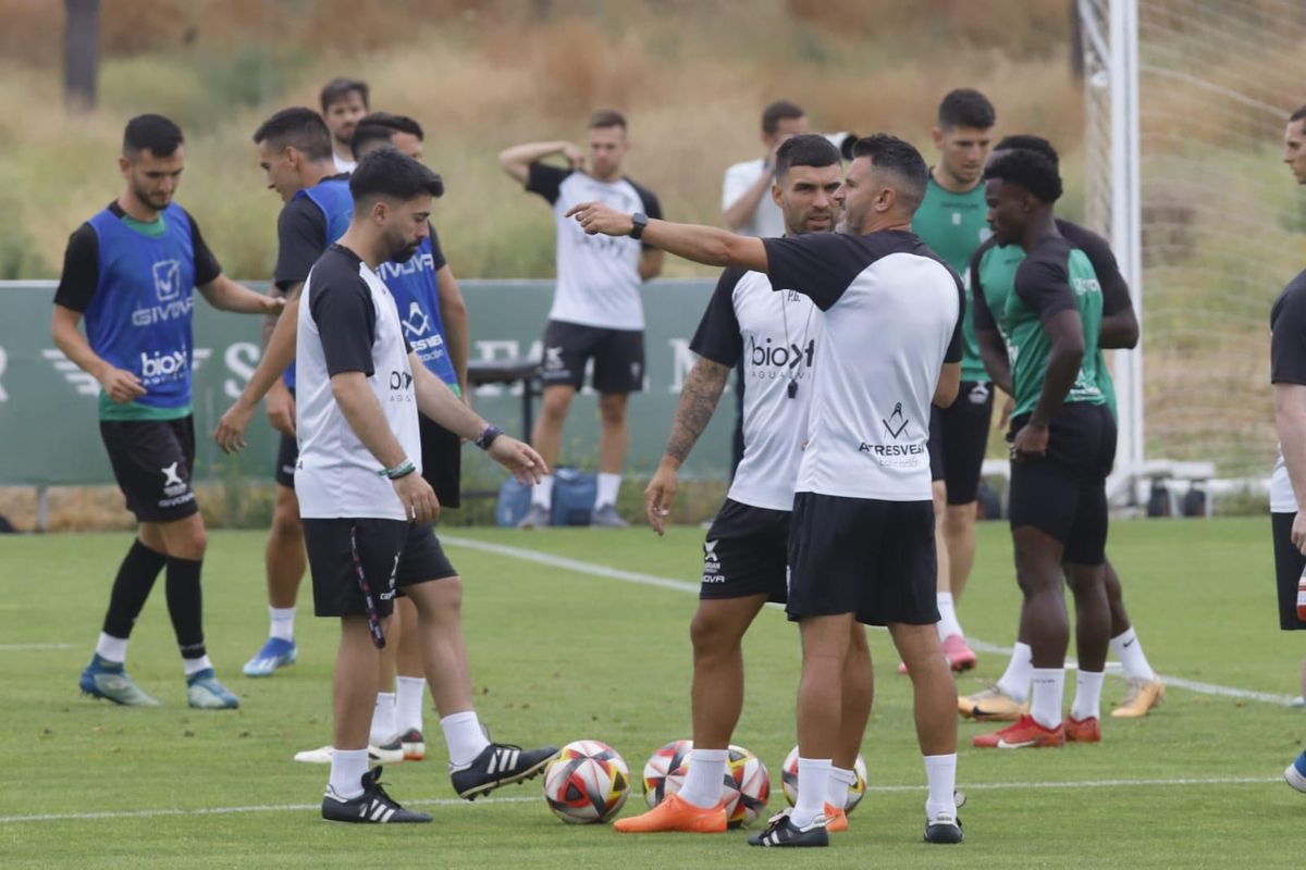 Iván Ania conversa con Pablo Gutiérrez, preparador físico, y Eu Gavilán, readaptador, durante un entrenamiento.