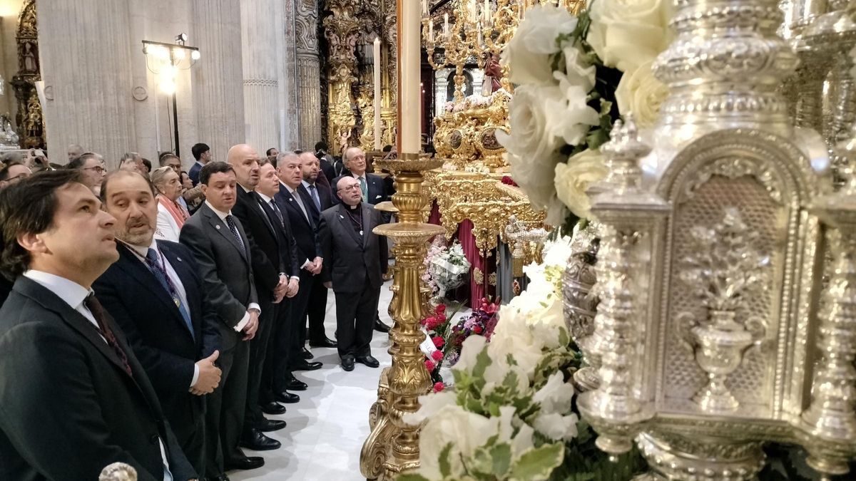El alcalde visita el Salvador y reza ante la borriquita y el Amor.