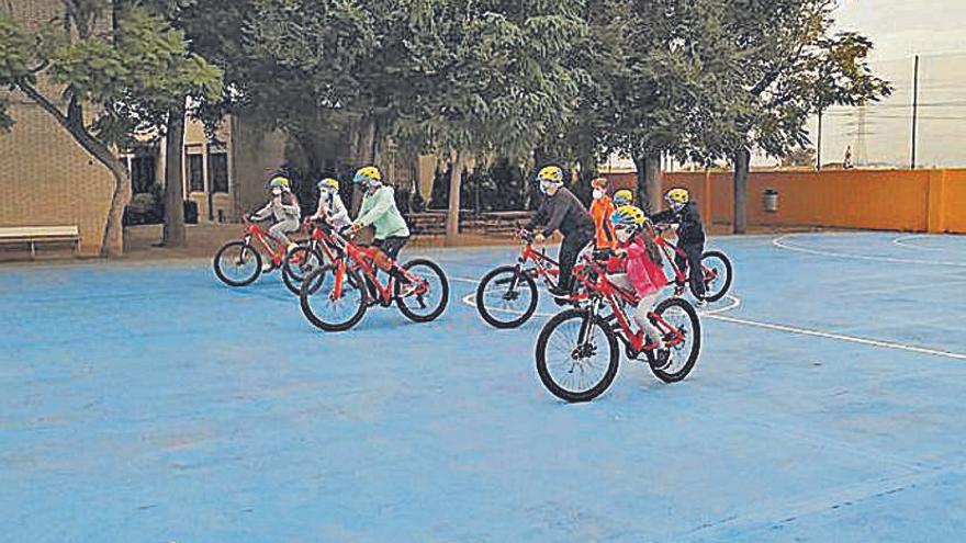 «Aula ciclista» posa
a pedalejar 12.000 xiquets i xiquetes de 146 centres educatius